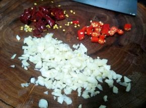 切干辣椒段，小米椒段，蒜蓉