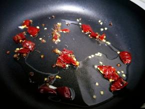 油热放干辣椒段爆香