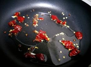 油热放干辣椒段爆香