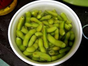 毛豆煮好捞起来冷水或者冰水泡下再沥干水分放碗里