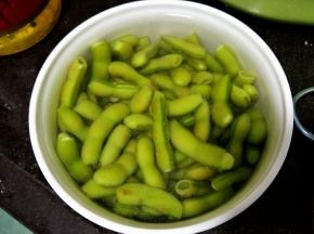 毛豆煮好捞起来冷水或者冰水泡下再沥干水分放碗里