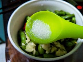 加入蒜蓉，小米椒段，少许白砂糖