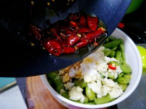 放入爆香的干辣椒段