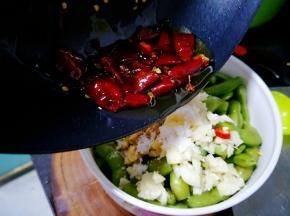 放入爆香的干辣椒段