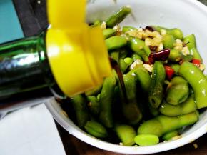 倒入适量的陈醋