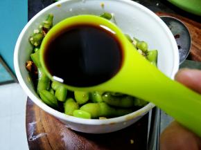 适量的酱油，再搅拌均匀可以吃了