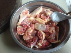 提前将鸡肉用花生油和盐腌好，这样腌过的鸡肉更入味