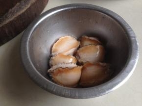 鲍鱼用生粉搓洗两三遍，对半切开。买的时候已经叫商家去掉壳，这样操作起来更方便