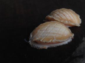 用刀将鲍鱼肉切出十字花，垂直切横刀和竖刀，切得均匀，熟了以后收缩才更漂亮，深度为切整个鲍鱼的2/3就可以，太浅的话，花刀不明显，太深的话鲍鱼肉则会散掉