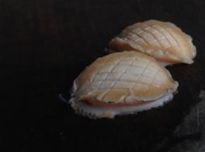 用刀将鲍鱼肉切出十字花，垂直切横刀和竖刀，切得均匀，熟了以后收缩才更漂亮，深度为切整个鲍鱼的2/3就可以，太浅的话，花刀不明显，太深的话鲍鱼肉则会散掉