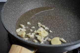 锅里加油烧热后放入姜片和蒜蓉