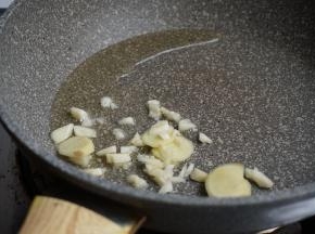 锅里加油烧热后放入姜片和蒜蓉