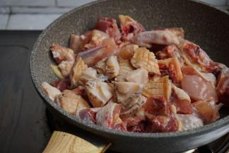 加入鲍鱼，快炒