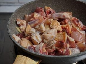 加入鲍鱼，快炒