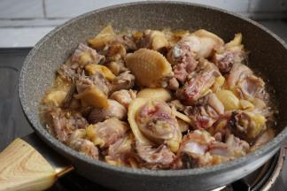 倒入水，加盖焖煮（可以加入葱头）