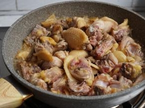 倒入水，加盖焖煮（可以加入葱头）