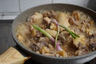 大概焖煮25-30分钟，锅具不同焖煮时间会有所不同，最后用生粉兑水勾芡即可