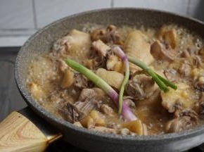 大概焖煮25-30分钟，锅具不同焖煮时间会有所不同，最后用生粉兑水勾芡即可