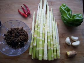 将所需材料洗净备用，梅干菜用水泡发十分钟。