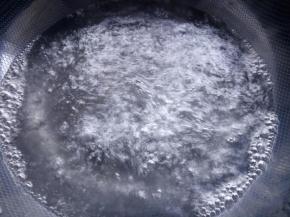 锅内水烧开后，放一勺盐。