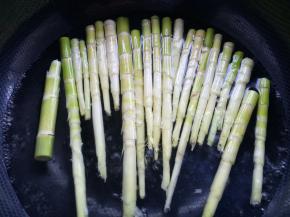 将洗净的竹笋下锅，焯一分钟。