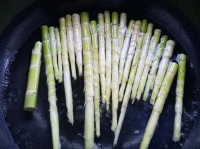 将洗净的竹笋下锅，焯一分钟。