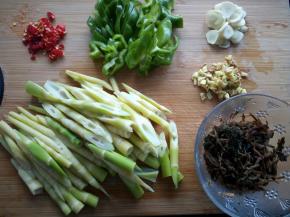 竹笋切斜刀，蒜切片，姜切末，辣椒切短条，小米椒切小段，梅干菜泡发好拧干水分。