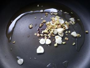 放入姜、蒜爆香。