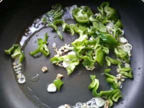 放入青辣椒，翻炒均匀。