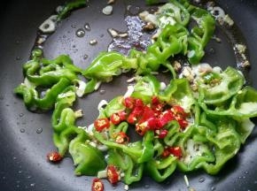 放入小米椒翻炒。