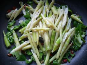 放入竹笋段，翻炒均匀。
