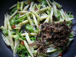 放入拧干水的梅干菜。