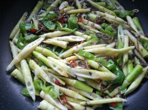 放入一勺李锦记财神蚝油，翻炒均匀。