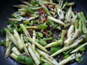 翻炒均匀后关火。