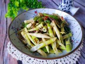 一道鲜香脆爽的竹笋梅菜制作完成。