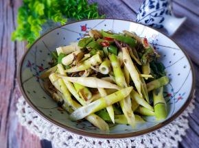 一道鲜香脆爽的竹笋梅菜制作完成。