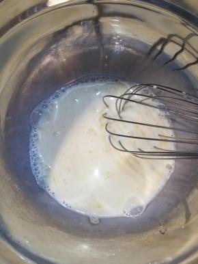 把鸡蛋打散，加入牛奶拌匀。