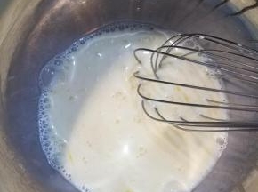 把鸡蛋打散，加入牛奶拌匀。