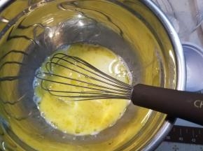蜂蜜、橄榄油依次倒入，搅拌均匀。