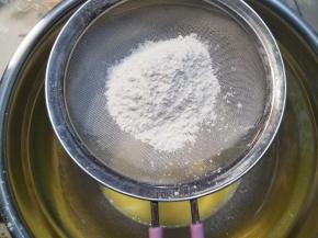 筛入低筋面粉、泡打粉，拌匀。