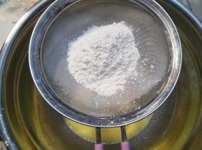 筛入低筋面粉、泡打粉，拌匀。