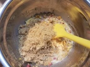 加入自制肉松继续拌匀。