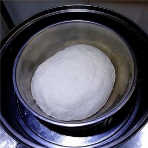 水和酵母粉调匀，放面粉和成面团，放入温水的蒸锅中发酵约1小时。