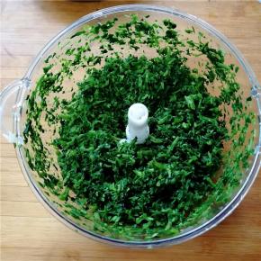 捏干水分用料理机打碎。