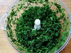 捏干水分用料理机打碎。