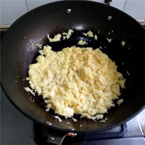 鸡蛋打散后放入油锅中炒熟，划拉成细小的状态。