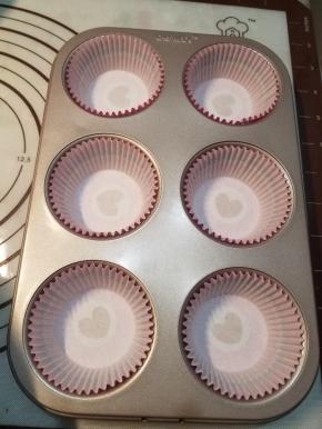 取出模具，垫上玛芬纸膜。