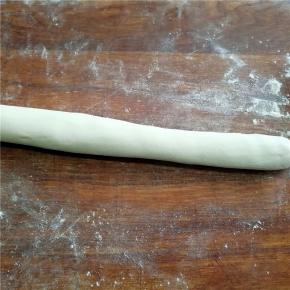 取出面团，揉好，搓成条