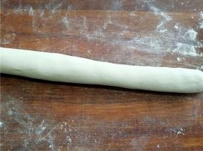 取出面团，揉好，搓成条