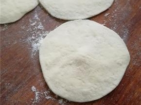 擀成圆形的皮